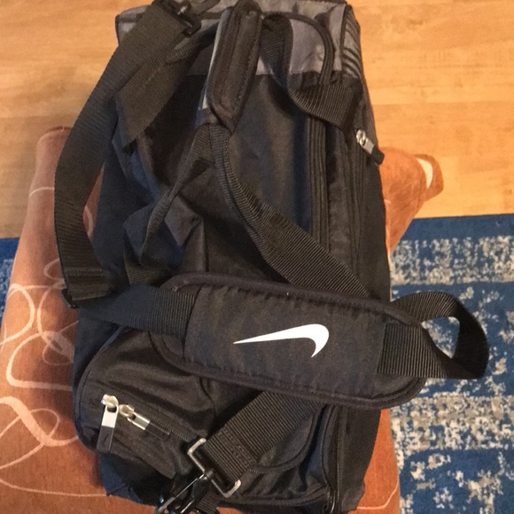 NIKE AIR FORCE 1 Low Anniversary Edition Sneakers. Retro Color: UNC Blue. - Picture 9 of 9